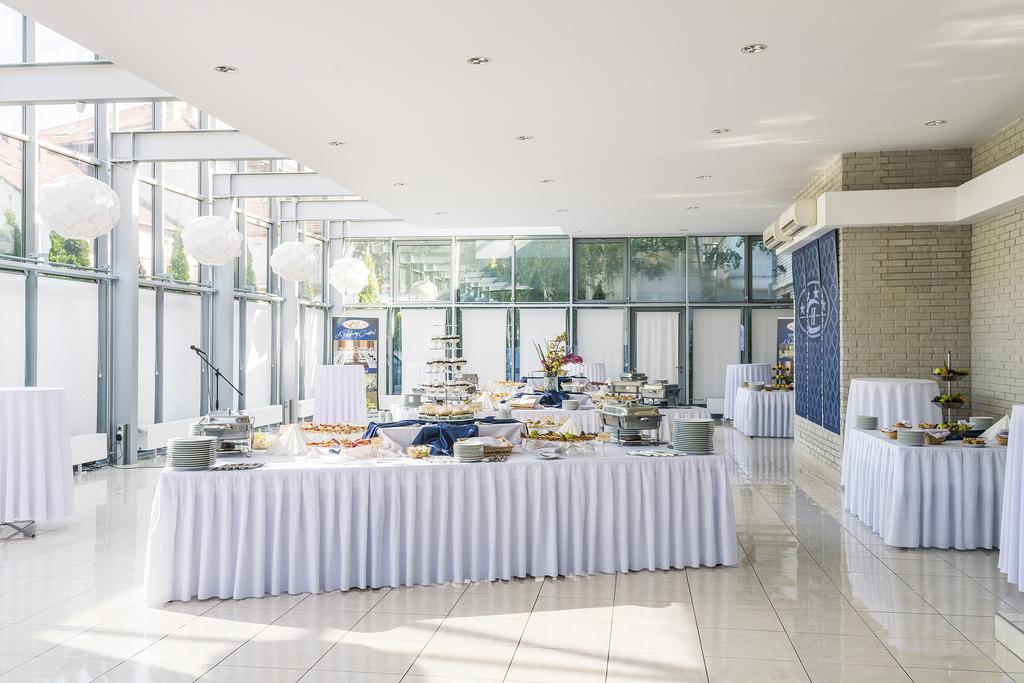 Hotel Central Nyiregyhaza Bagian luar foto