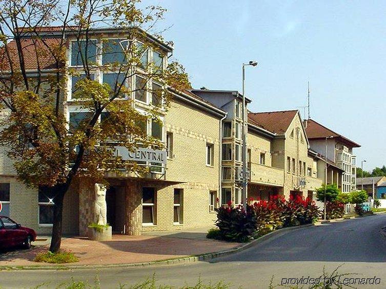 Hotel Central Nyiregyhaza Bagian luar foto