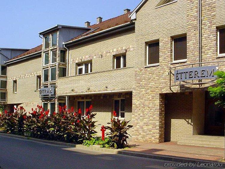 Hotel Central Nyiregyhaza Bagian luar foto