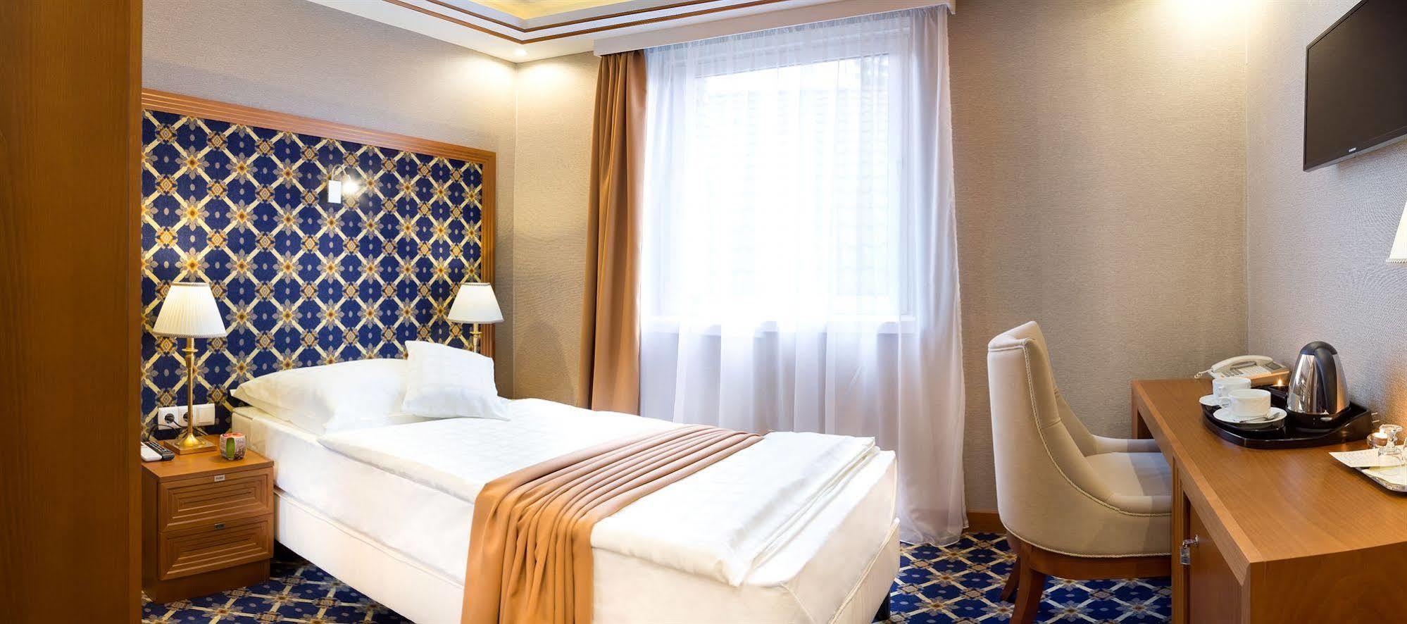 Hotel Central Nyiregyhaza Bagian luar foto