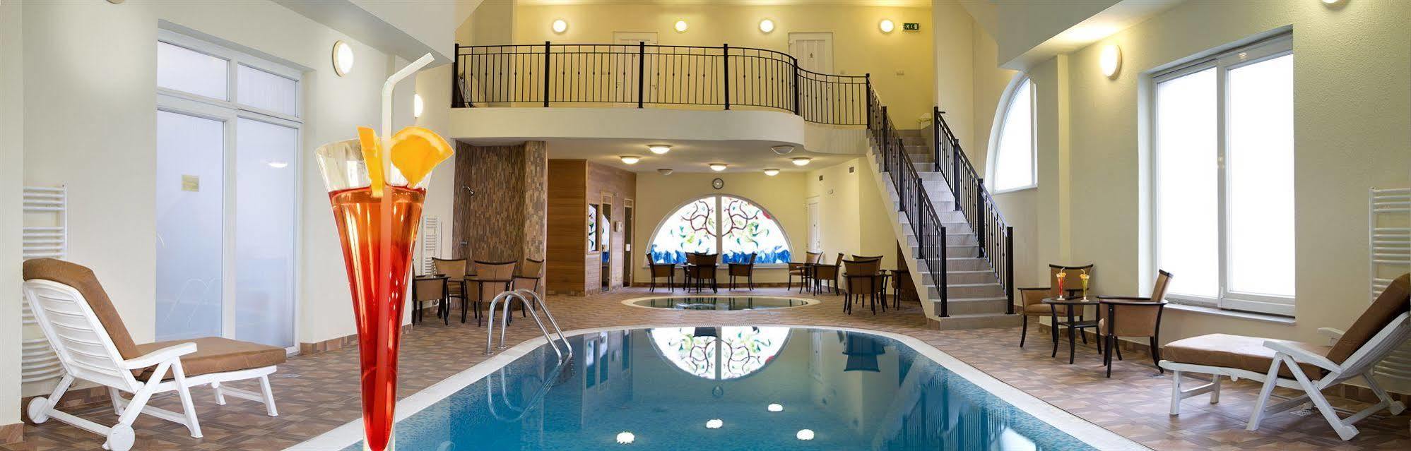Hotel Central Nyiregyhaza Bagian luar foto