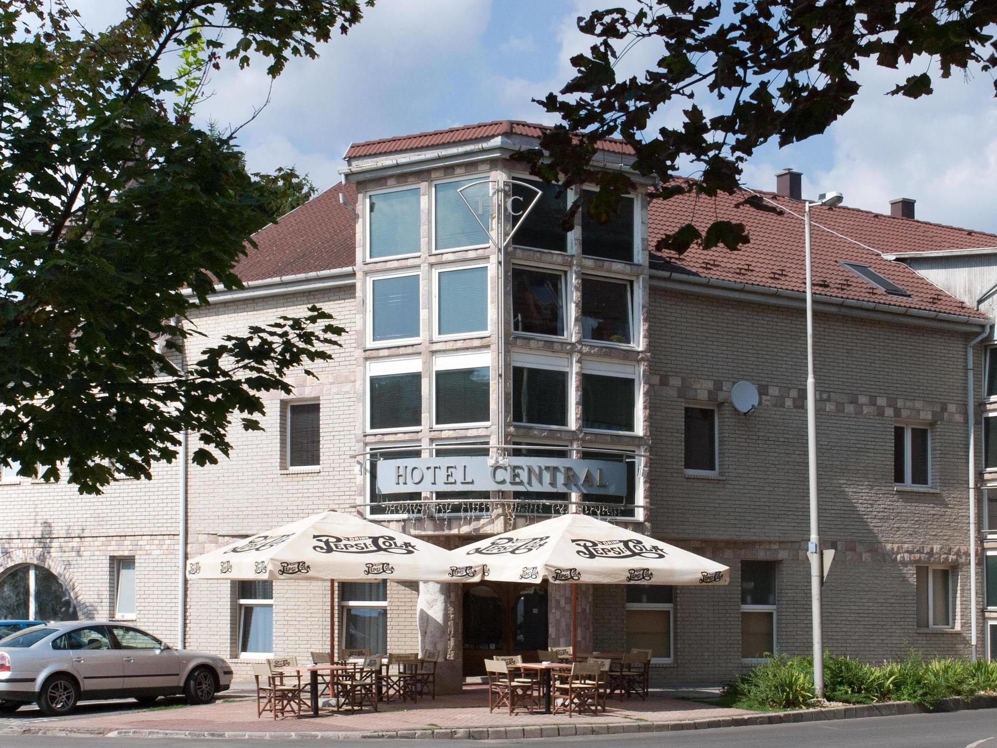 Hotel Central Nyiregyhaza Bagian luar foto