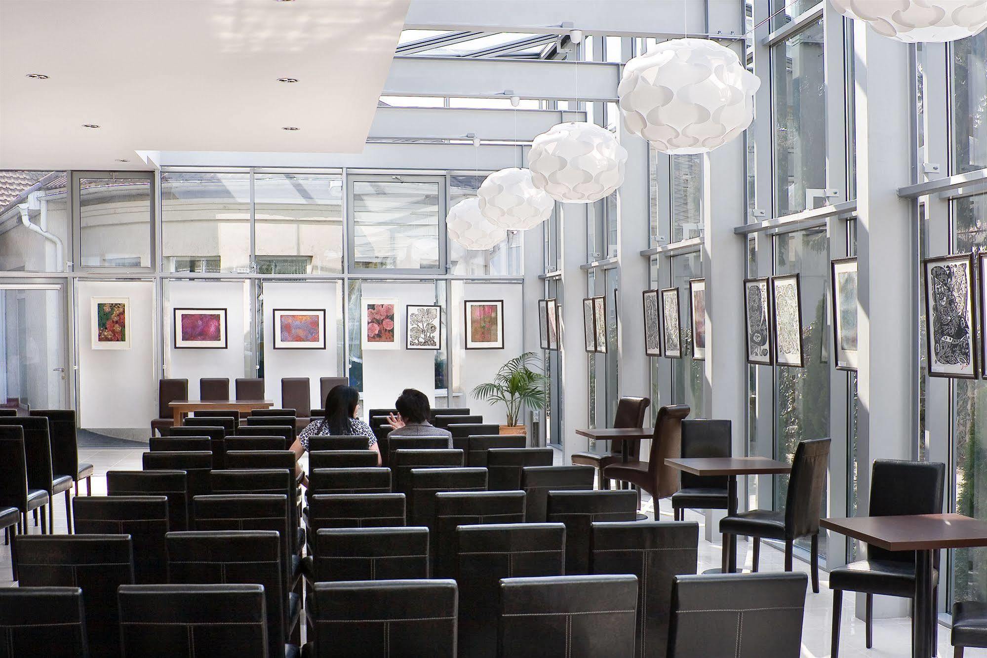 Hotel Central Nyiregyhaza Bagian luar foto