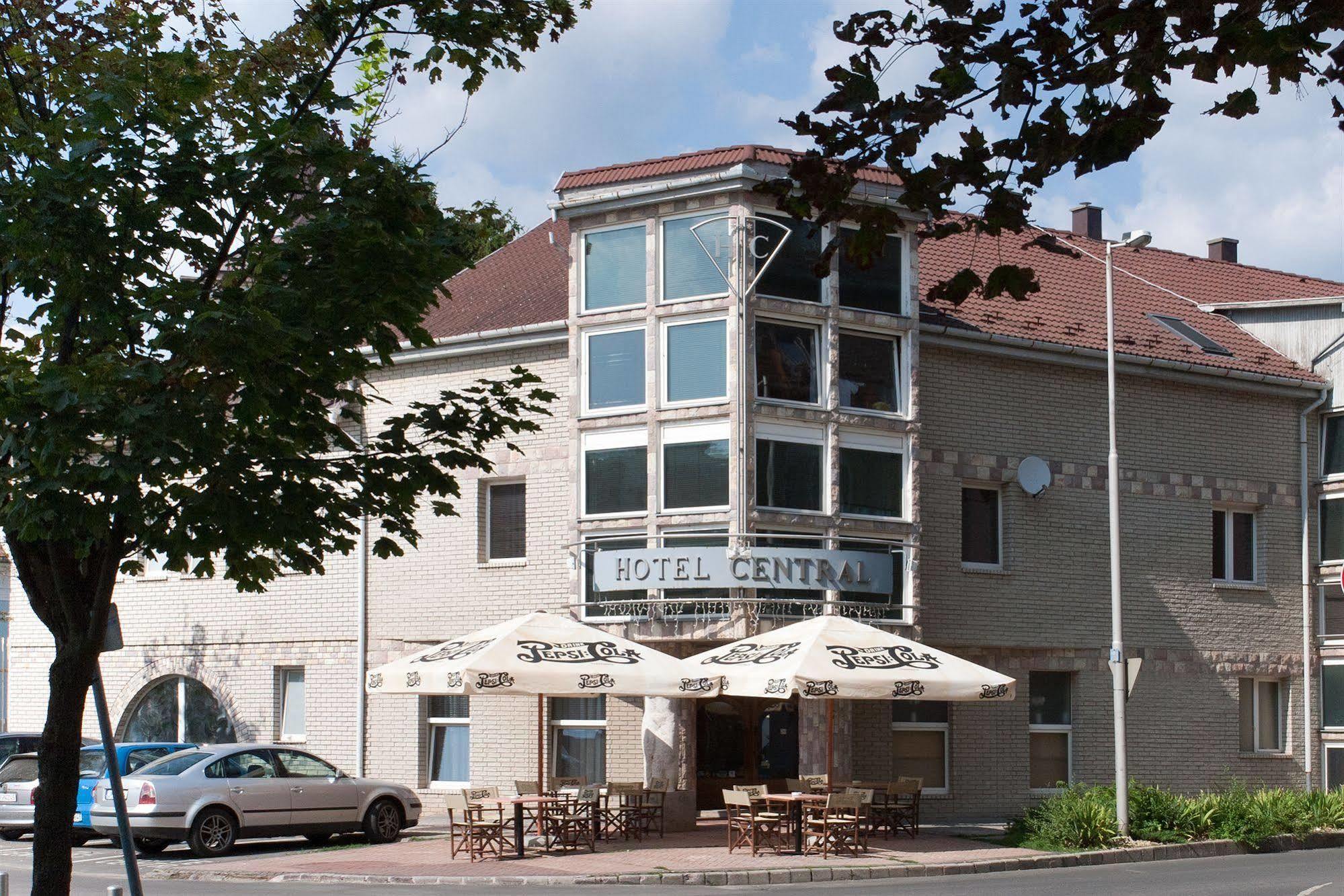 Hotel Central Nyiregyhaza Bagian luar foto