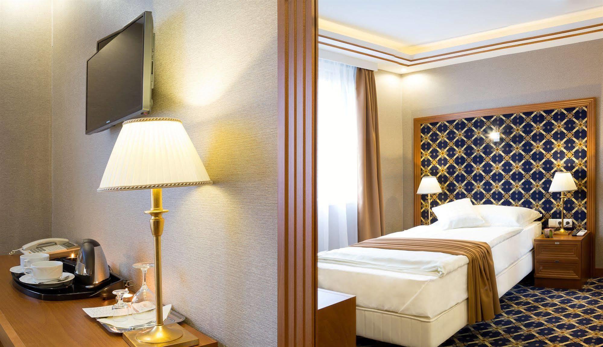 Hotel Central Nyiregyhaza Bagian luar foto
