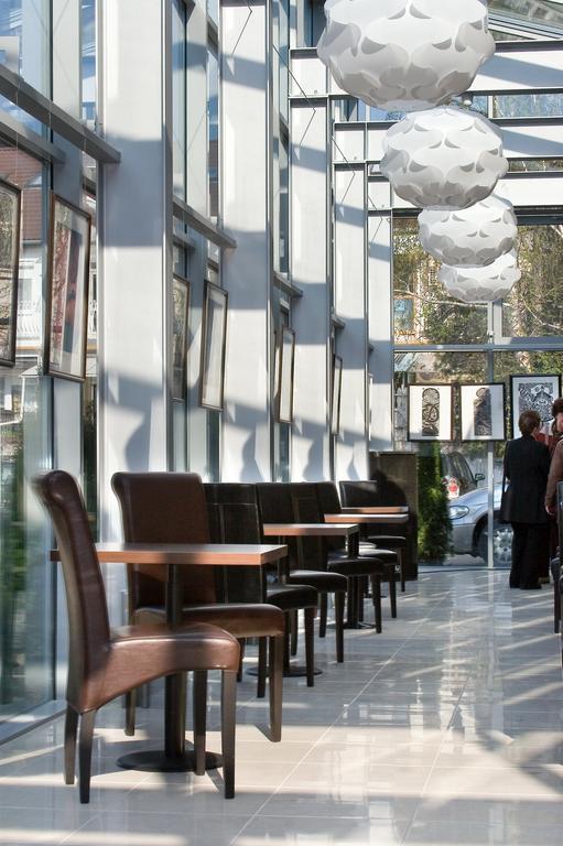 Hotel Central Nyiregyhaza Bagian luar foto